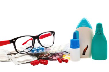 Haplar, su toplayan kapsüller beyaz arka planda izole edilmiş. Ortalamalar