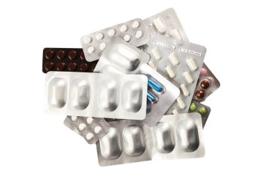 Beyaz arka planda izole edilmiş su toplayıcı paketlerindeki haplar.