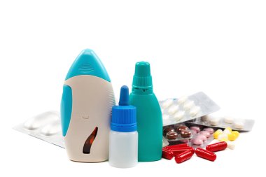 Haplar, su toplayan kapsüller beyaz arka planda izole edilmiş. İlaçlar ve ilaçlar.