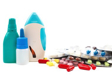 Haplar, su toplayan kapsüller beyaz arka planda izole edilmiş. İlaçlar ve ilaçlar.