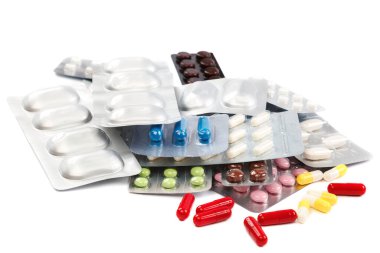 Beyaz arka planda izole edilmiş su toplayıcı paketlerindeki haplar.