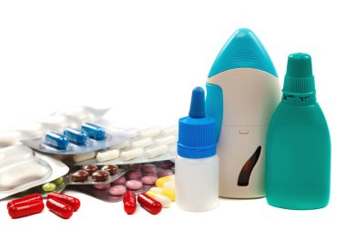 Haplar, su toplayan kapsüller beyaz arka planda izole edilmiş. İlaçlar ve ilaçlar.