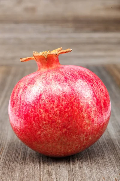 木の背景に新鮮なザクロの果物 — ストック写真