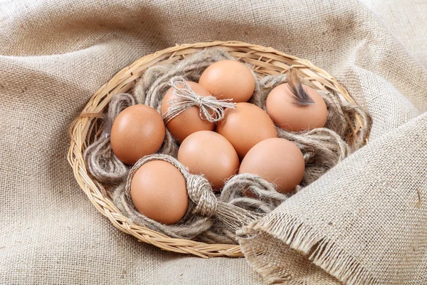 Huevos Pollo Una Canasta Mimbre Sobre Lienzo — Foto de Stock