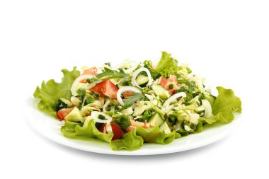 Taze sebze salatası beyaz arka planda izole edilmiş..