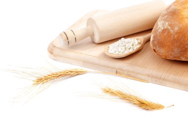 Beyaz arka planda izole edilmiş bir çavdar ekmeği..