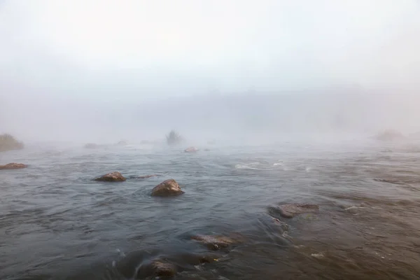 Rio Tempestuoso Com Pedra Errático Início Manhã — Fotografia de Stock