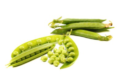 Beyaz arkaplanda taze yeşil bezelyeler izole edilmiş.