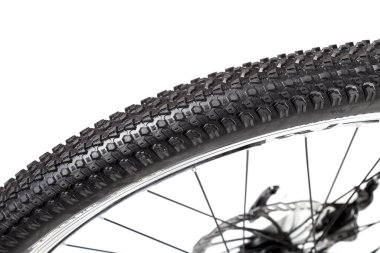 Beyaz zemin üzerinde izole edilmiş bir mekanizması olan bisiklet tekerleği.