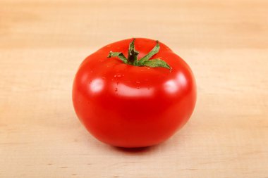 Tahtada taze domates meyvesi..