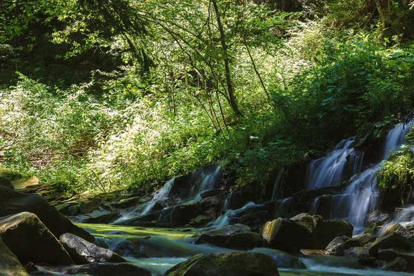 Gunung Sungai Sungai Antara Batu Dan Pohon — Stok Foto