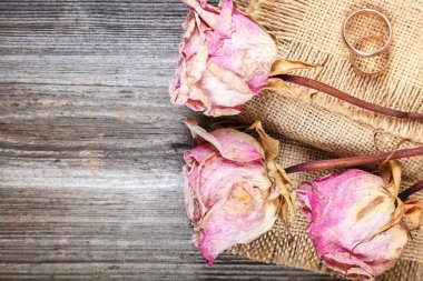 Alyanslar ve güller ahşap arka planda kurumuş çiçekler..