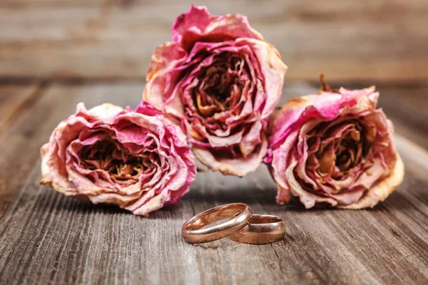 Fedi Nuziali Rose Fiori Secchi Sfondo Legno — Foto Stock
