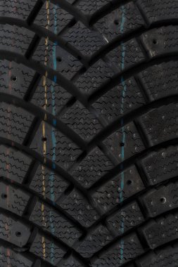 Araba lastikleri beyaz arka planda izole edilmiş..