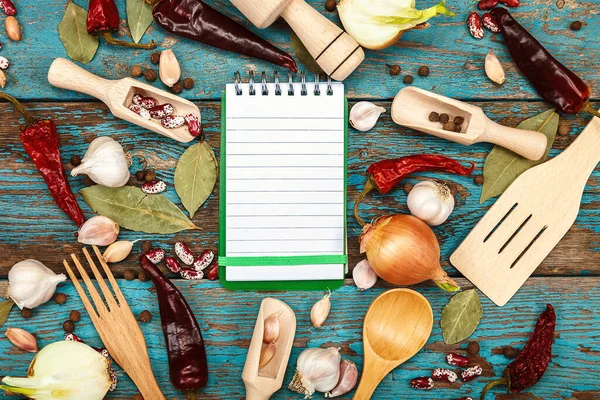 木制背景菜谱 香料和笔记本 月桂叶 一套厨房用具 做饭用的配件 — 图库照片