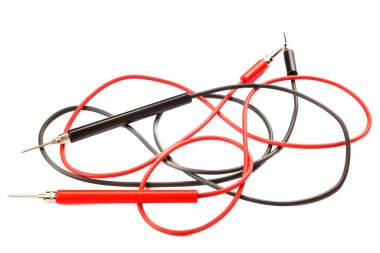 Kırmızı ve siyah kablolar beyaz arka planda izole edilmiş test cihazları için sondalar..