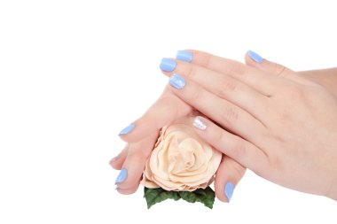Gül çiçekli güzel kadın elleri ve beyaz arka planda izole edilmiş moda manikür..