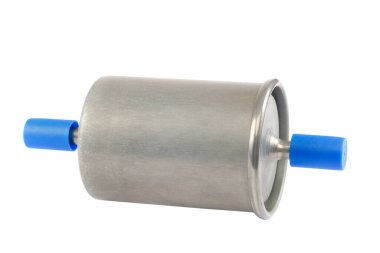 Otomotiv yakıt filtresi beyaz arkaplanda izole edildi.