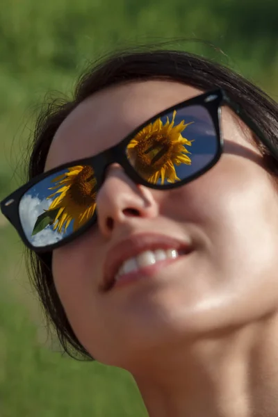 Schöne Mädchen Mit Sonnenbrille Auf Einem Feld Mit Sonnenblumen Einem — Stockfoto