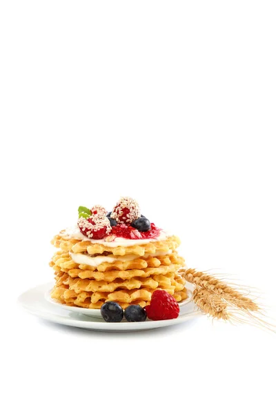 Fresh Blueberries Raspberries Waffle Cookies Isolated White Background — Stock Photo, Image