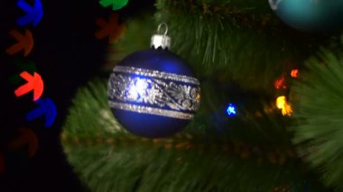 Noel ağacı üzerinde mavi ampul