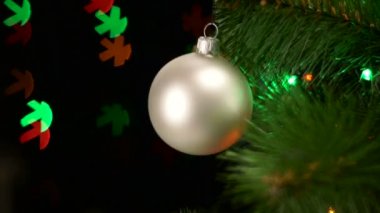 Noel ağacı üzerinde beyaz ampul