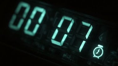 Zamanlayıcı alarm siyah arka plan ile