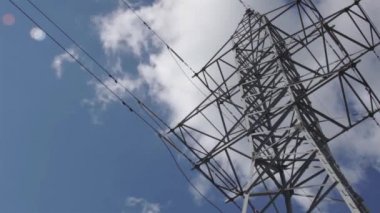 Yüksek gerilim pilon mavi gökyüzü arka plan yüzen