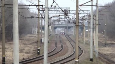 Banliyö tren yaklaşıyor Ukrayna - Nisan 2015 hızlı
