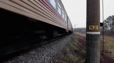 Banliyö tren tarafından geçen Ukrayna - Ekim 2014