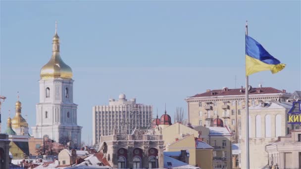 Ukrainische Flagge mit einem Glockenturm im Hintergrund — Stockvideo