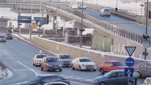 Πολυσύχναστη κυκλοφορίας στην πόλη Κίεβο, Ουκρανία - Δεκεμβρίου 2016 Βίντεο Αρχείου