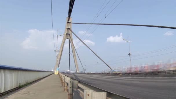 การจราจรที่วุ่นวายบนสะพานทางหลวง — วีดีโอสต็อก