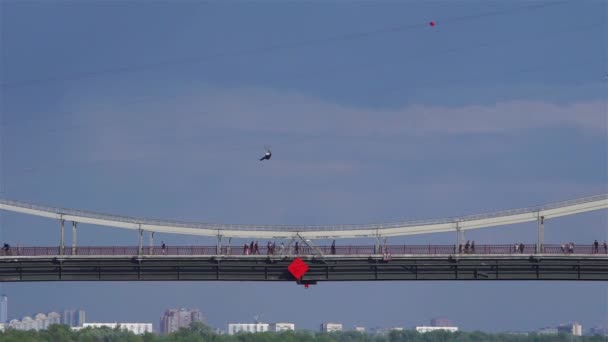 Fußgängerbrücke über den Fluss — Stockvideo