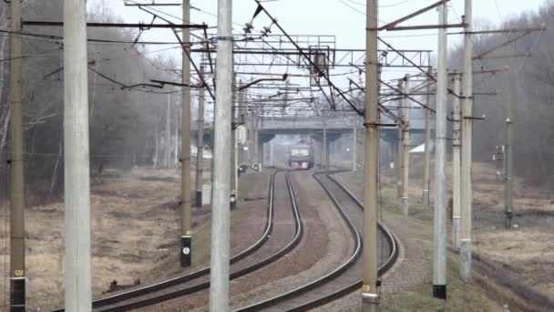 Suburban trein nadert snel in Oekraïne - April 2015 — Stockvideo