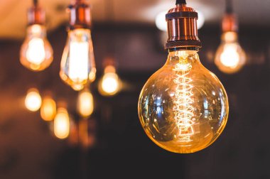 Büyük bir sarmal alışılmamış şekil ve akkor lamba