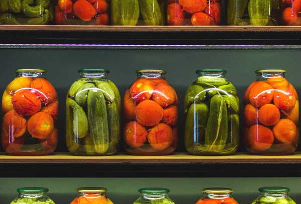 Gläser Mit Essiggurken Gläser Mit Tomaten Und Gurken — Stockfoto