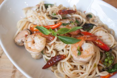 Spagetti ile baharatlı karışık deniz ürünleri