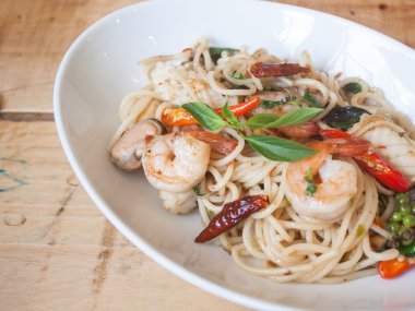 Spagetti ile baharatlı karışık deniz ürünleri