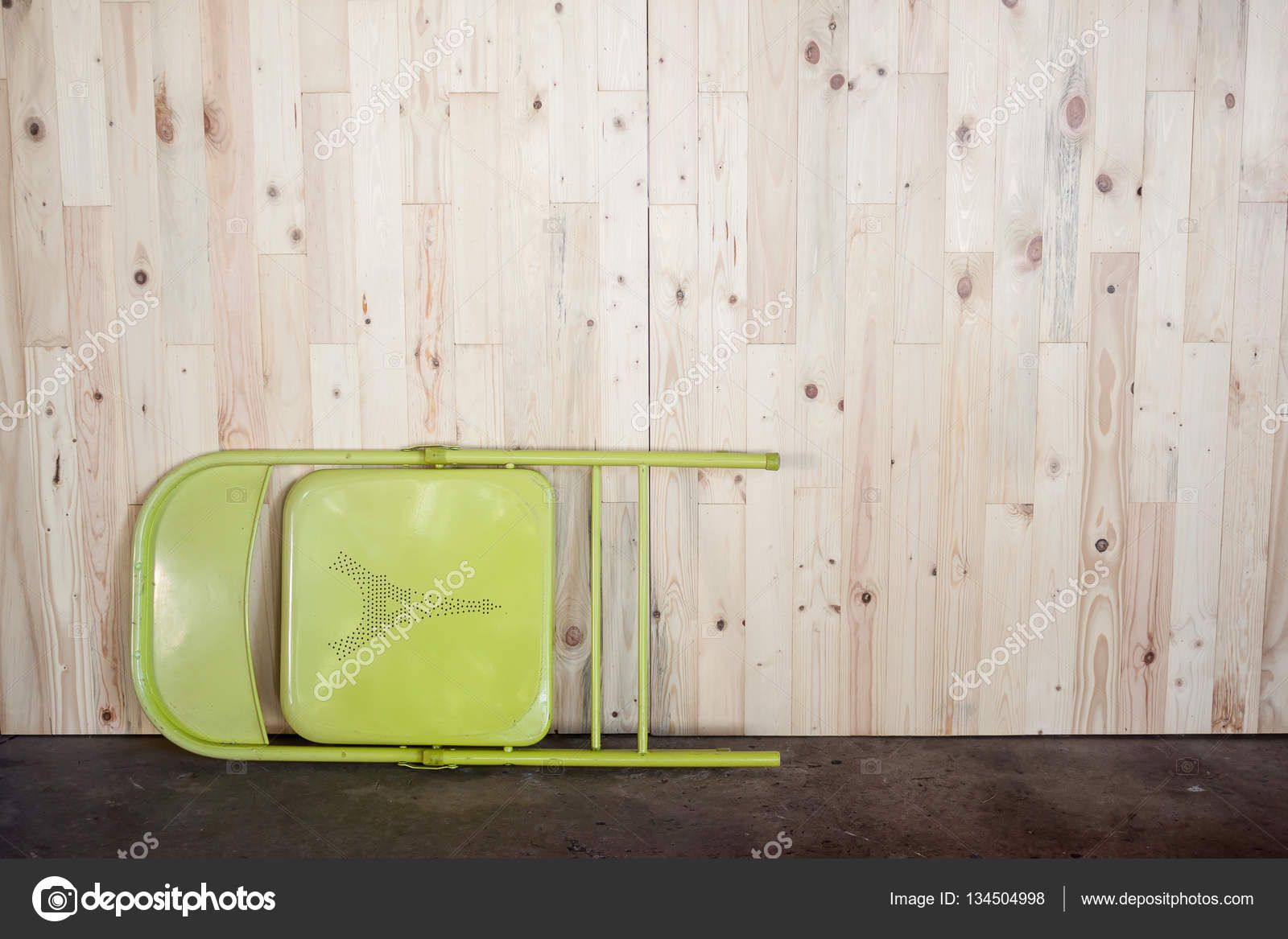 Colore chiaro della parete in legno pino / sedia verde — foto stock ... Colore pino chiaro