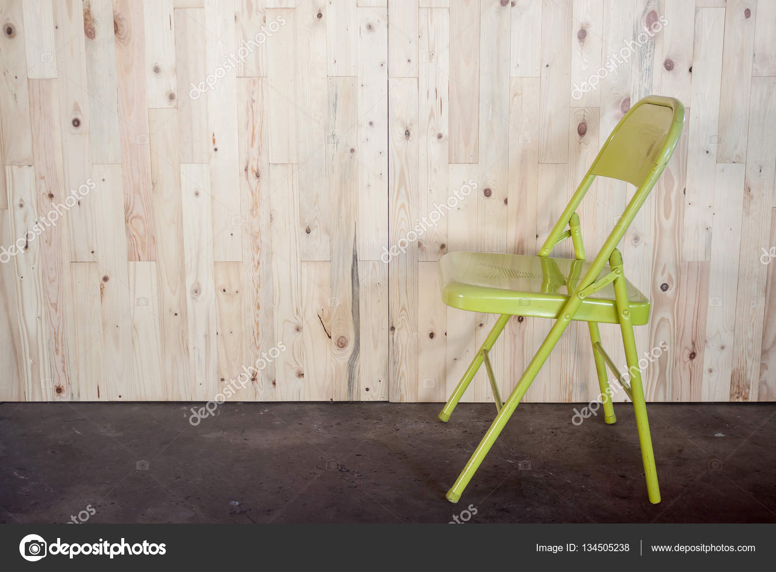 Colore chiaro della parete in legno pino / sedia verde — foto stock ... Colore pino chiaro