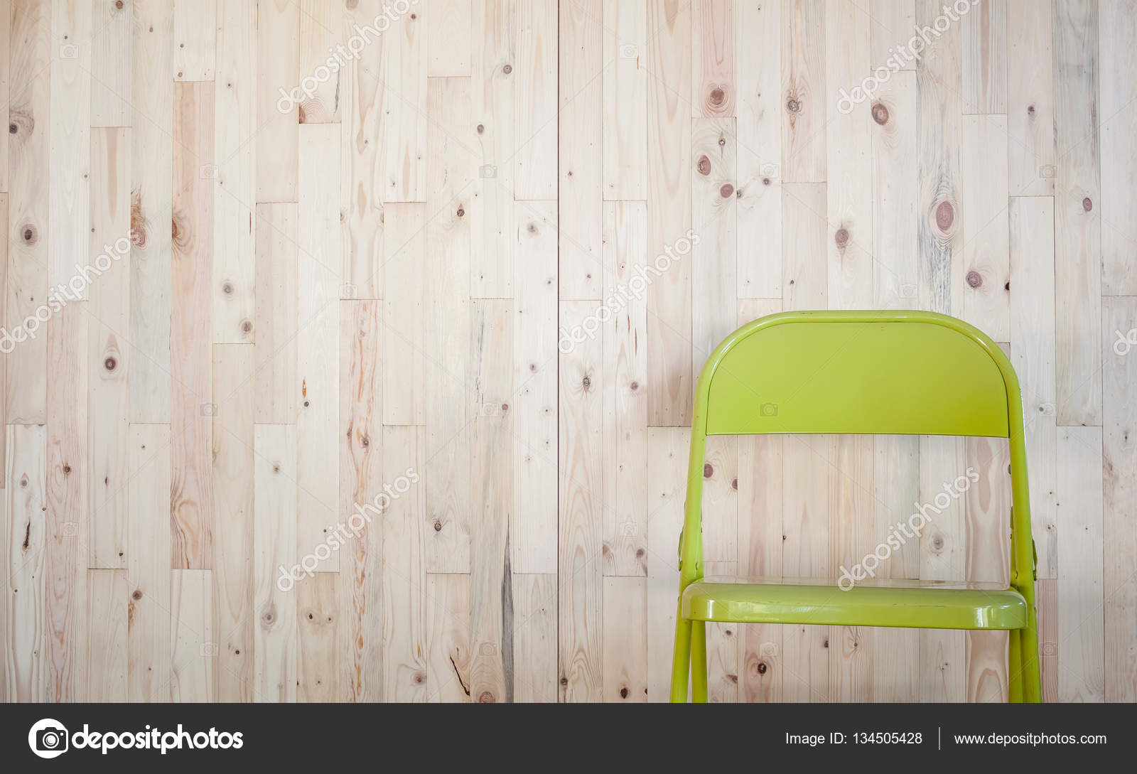 Colore chiaro della parete in legno pino / sedia verde — foto stock ... Colore pino chiaro