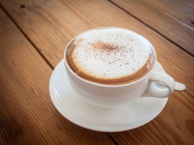 kapuçino Kupası en iyi eski ahşap masa üzerinde