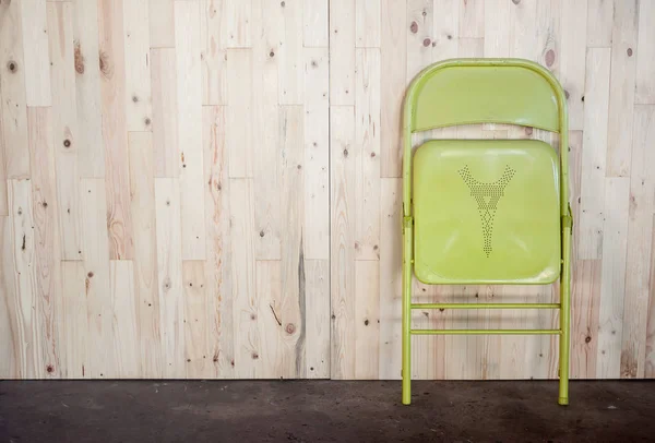 Ahşap duvar çam açık renk / yeşil sandalye — Stok fotoğraf