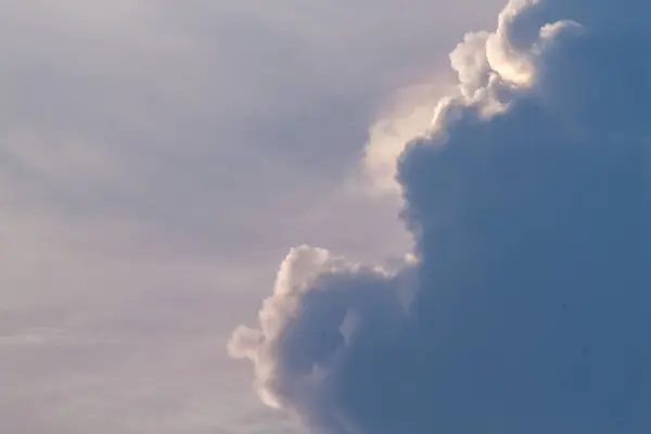 Ciel De beaux nuages Lumière du soir — Photo