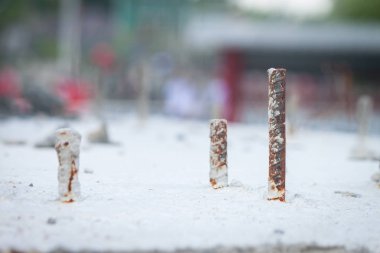 Kat çimento ve demir çekirdek