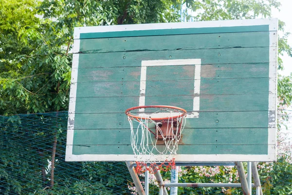 Staré dřevo basketbalová obruč sportovní venkovní — Stock fotografie