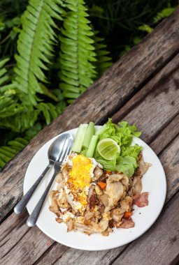 Tavuklu kızarmış erişte.