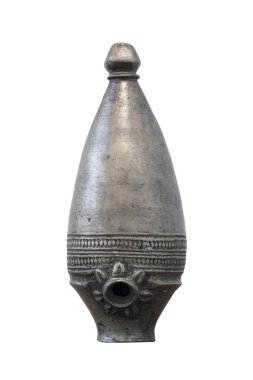 Beyaz arka plan üzerinde antik gümüş kase