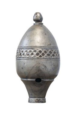 Beyaz arka plan üzerinde antik gümüş kase